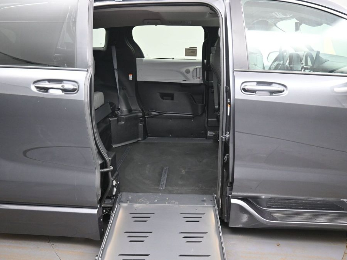 Grey Toyota Sienna image number 24