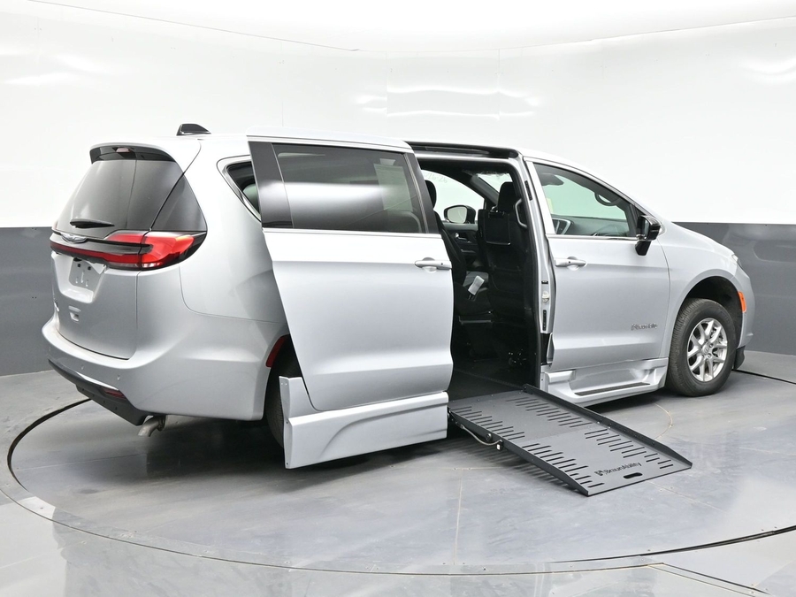 New 2026 Chrysler Pacifica Select Plus - BraunAbility Side Entry Entry Fold Out Automatic Ramp