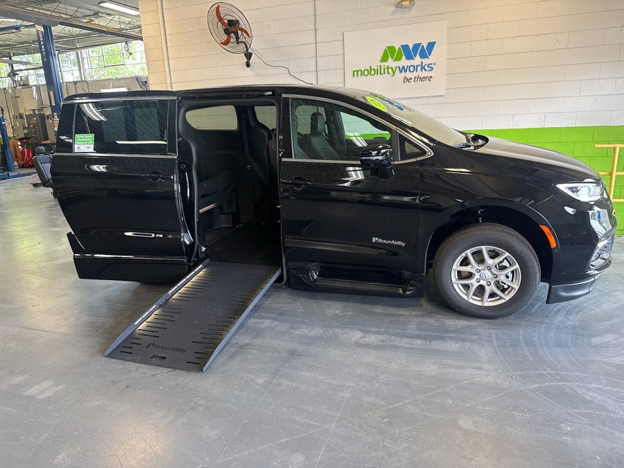 2026 Chrysler Pacifica Select's photo