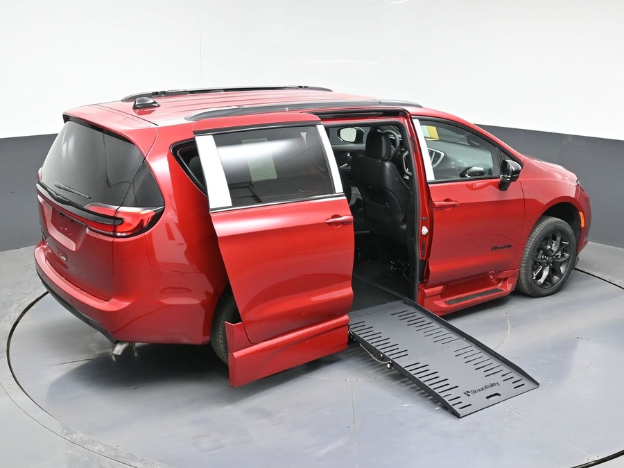 Red Chrysler Pacifica image number 25