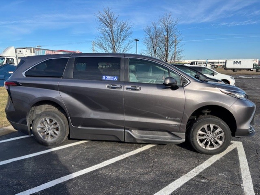Used 2021 Toyota Sienna Hybrid XLE - BraunAbility Side Entry Entry Fold Out Automatic Ramp