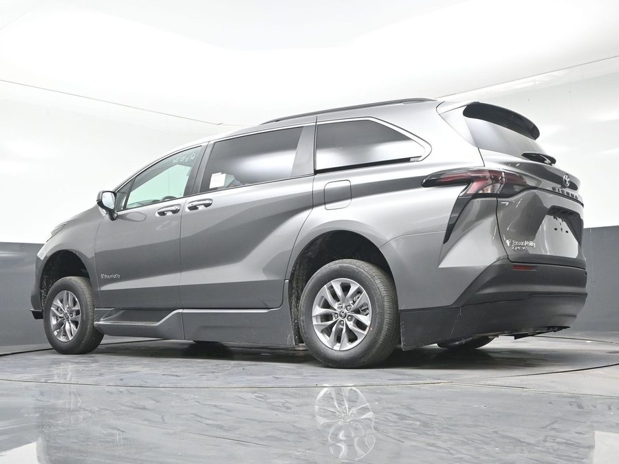 Grey Toyota Sienna image number 20