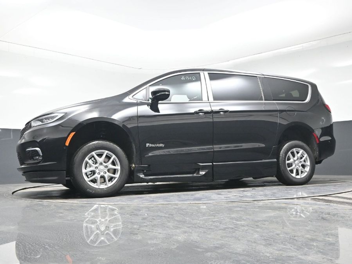 Black Chrysler Pacifica image number 18