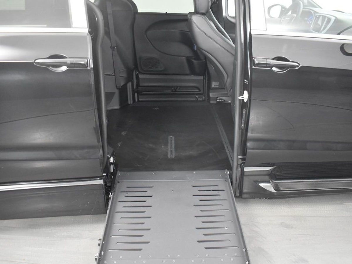 Black Chrysler Pacifica image number 10