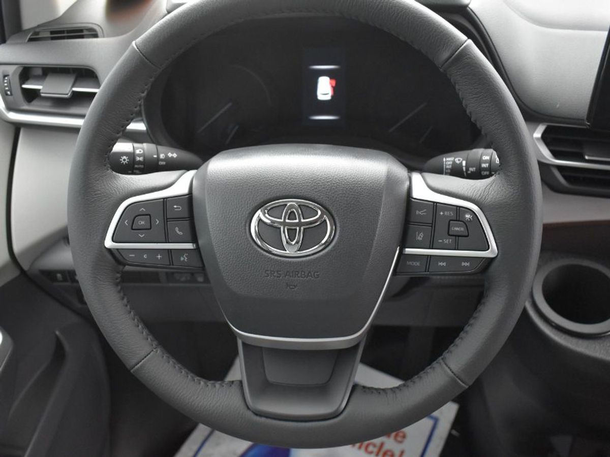 White Toyota Sienna image number 5