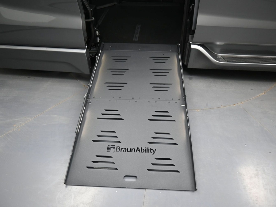 Grey Toyota Sienna image number 10