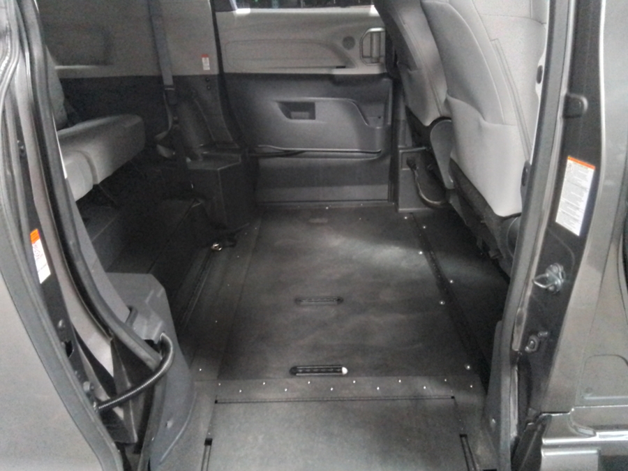 Grey Toyota Sienna image number 18
