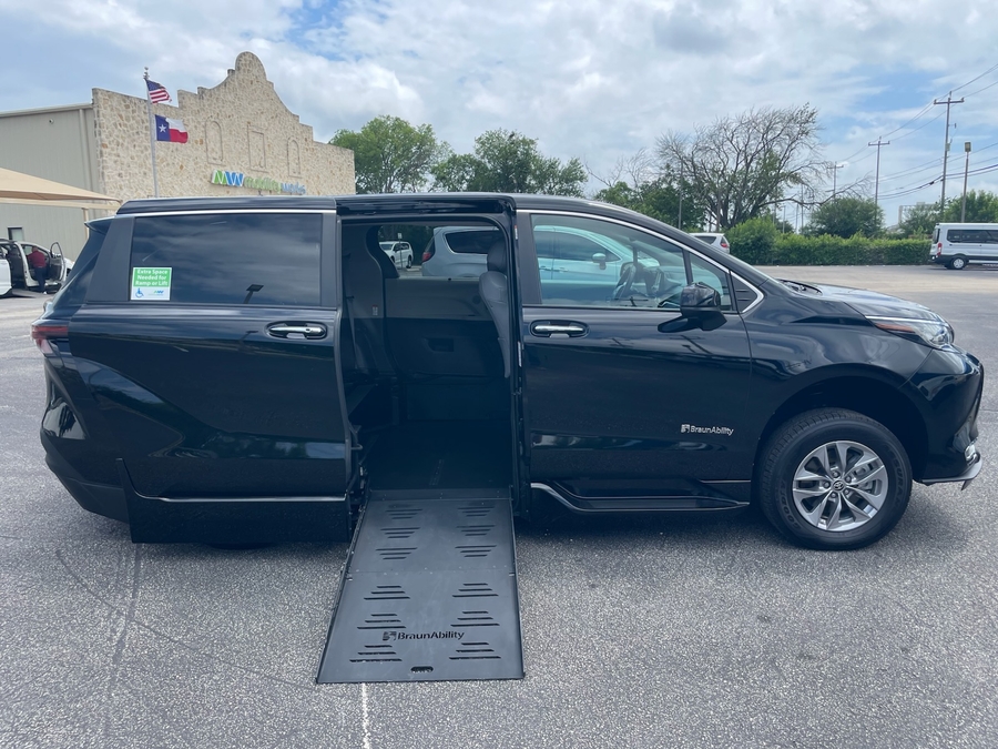 2023 Toyota Sienna XLE - Photo 10