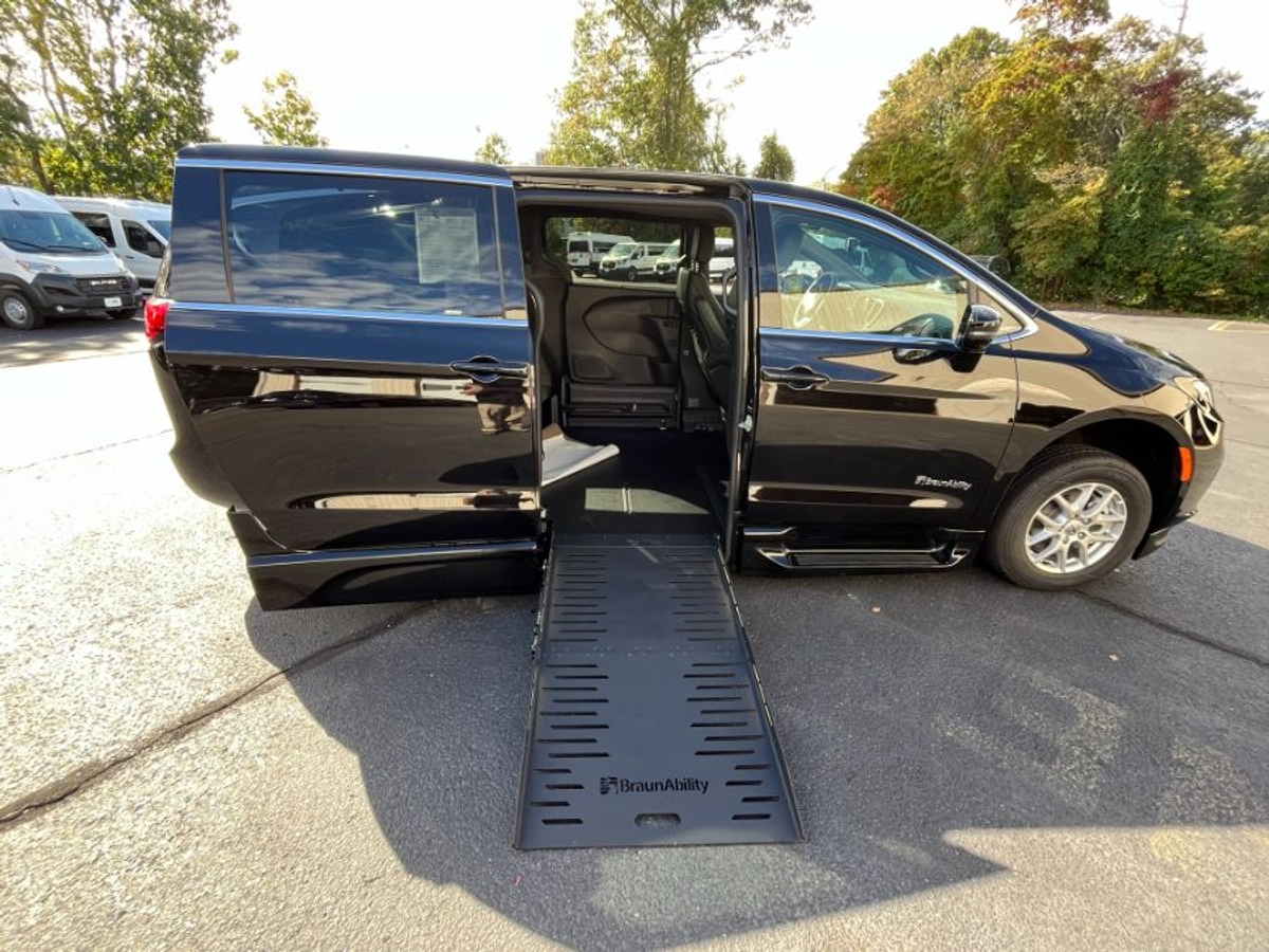 2025 CHRYSLER PACIFICA - Image 1