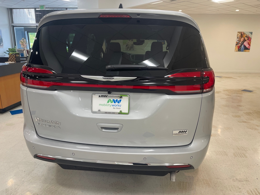 Silver Chrysler Pacifica image number 4