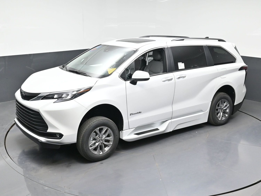 New 2026 Toyota Sienna Hybrid XLE Base - BraunAbility Side Entry Entry Fold Out Automatic Ramp