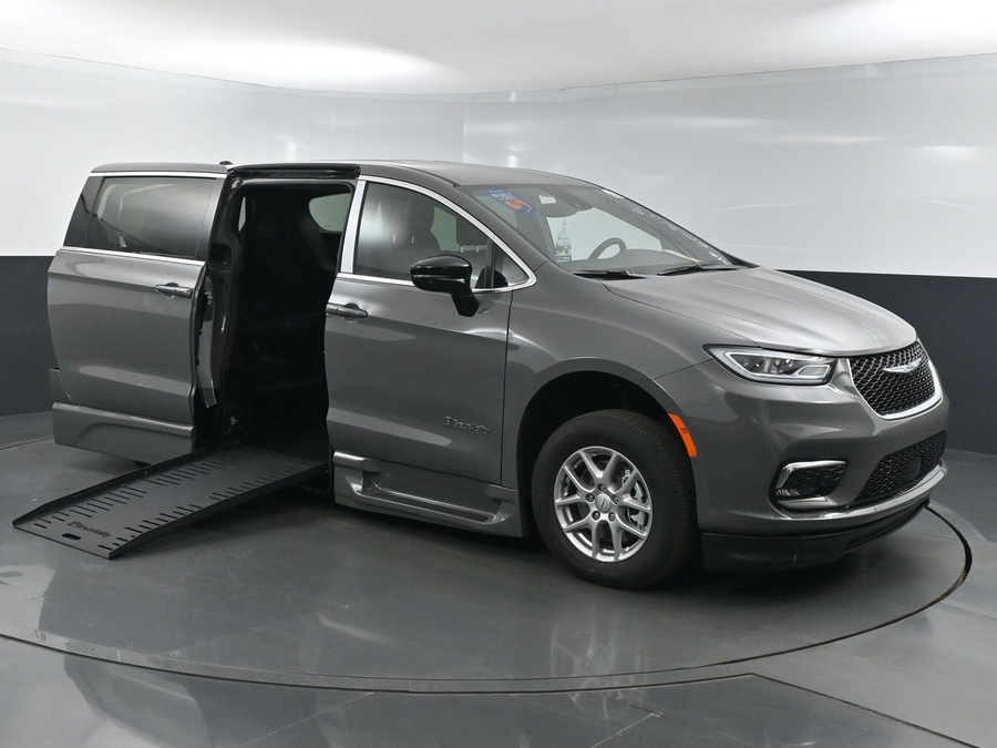 New 2025 Chrysler Pacifica Select Safety - BraunAbility Side Entry Entry Fold Out Automatic Ramp