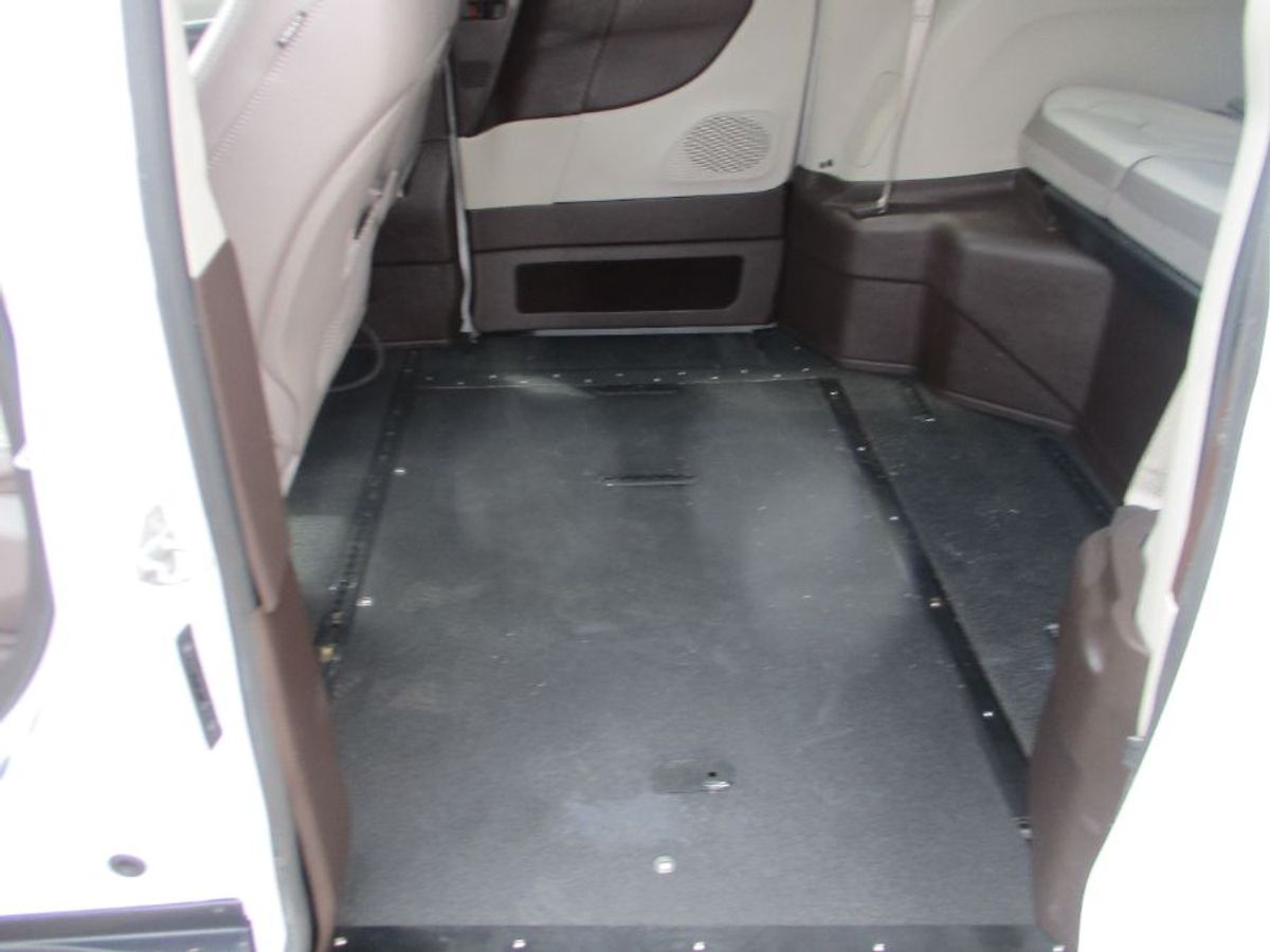 White Chrysler Pacifica image number 14