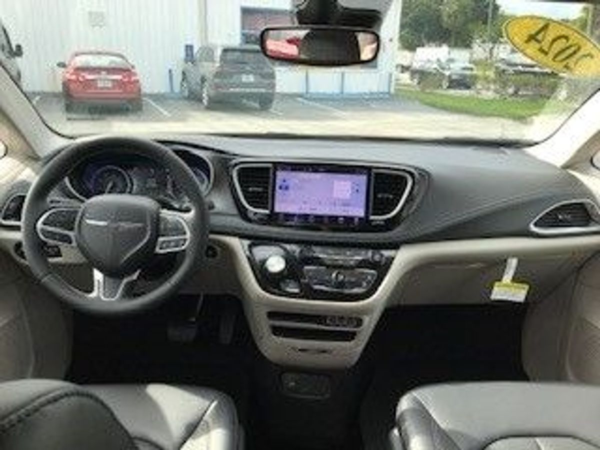 2024 CHRYSLER PACIFICA - Image 9