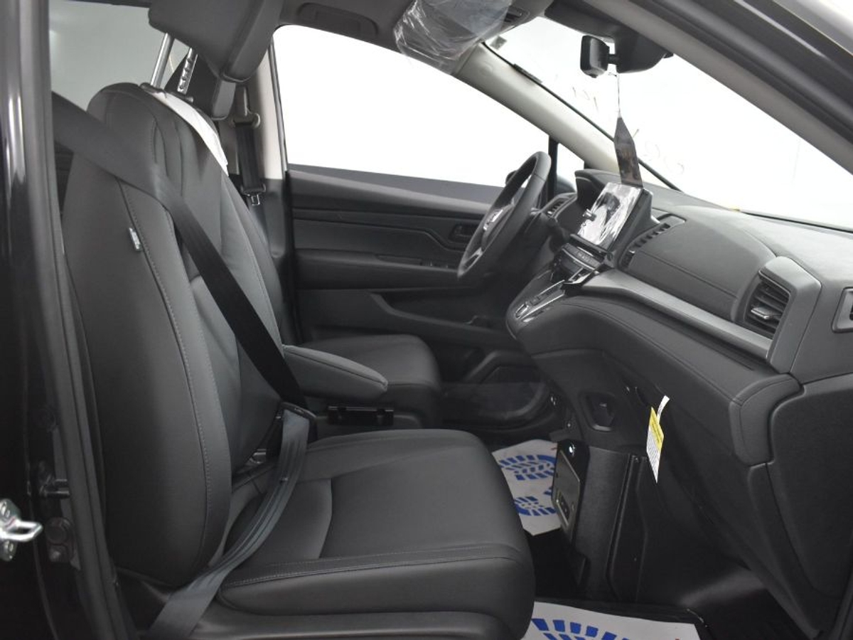 Black Honda Odyssey image number 8
