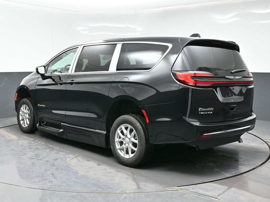 New 2026 Chrysler Pacifica Select Plus - BraunAbility Side Entry In Floor Automatic Ramp