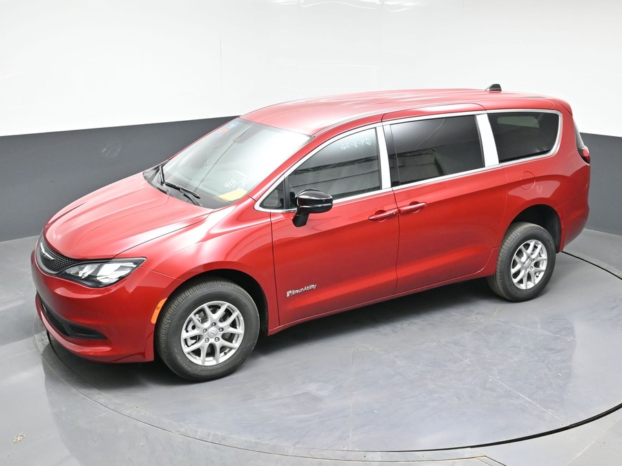 Red Chrysler Voyager image number 22