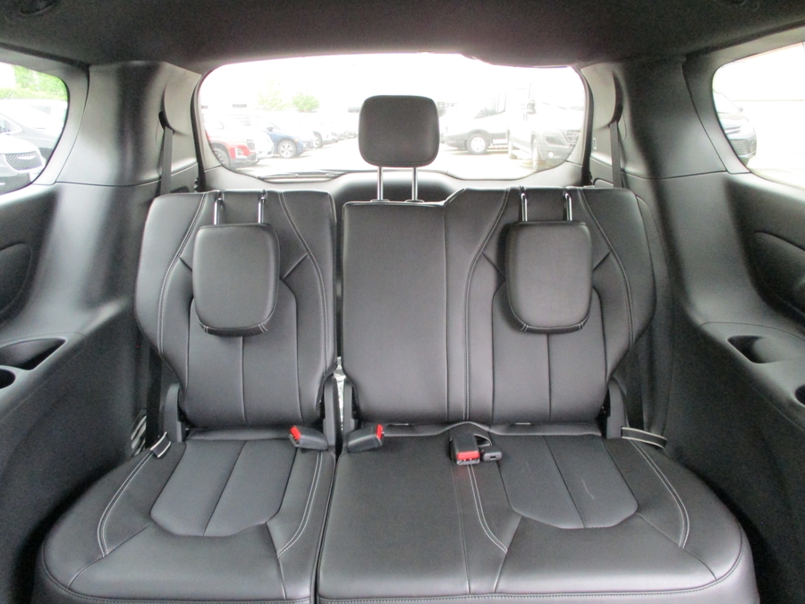 White Chrysler Voyager image number 5