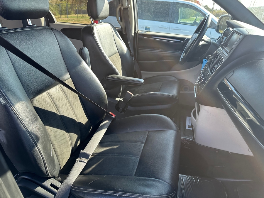 Used 2019 Dodge Grand Caravan SXT - BraunAbility Side Entry Entry Fold Out Automatic Ramp