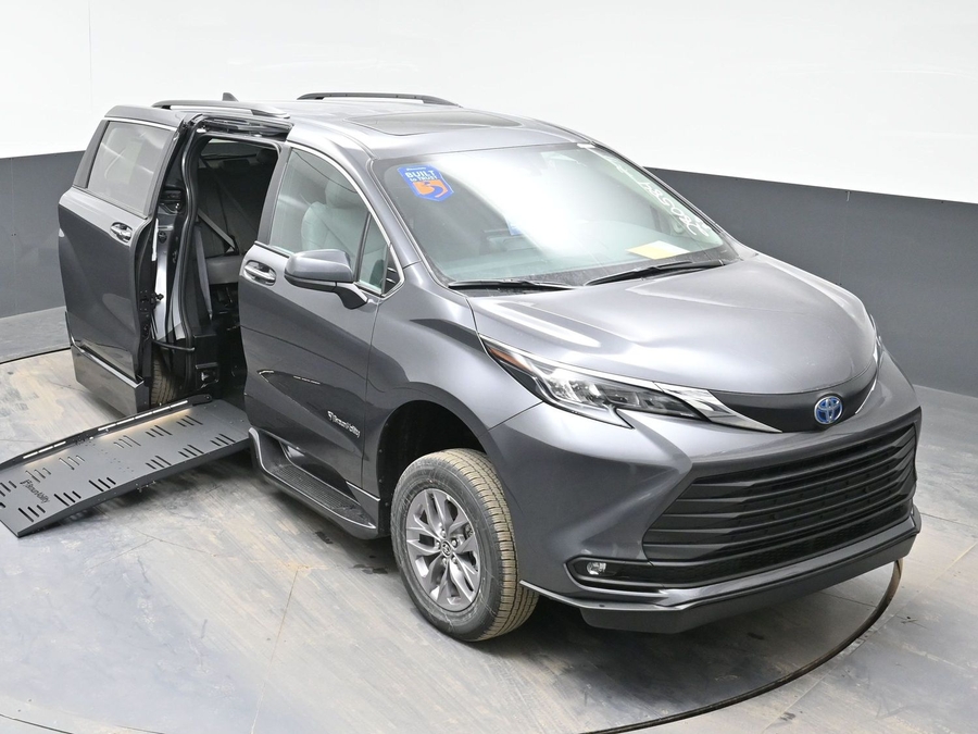 Grey Toyota Sienna image number 22