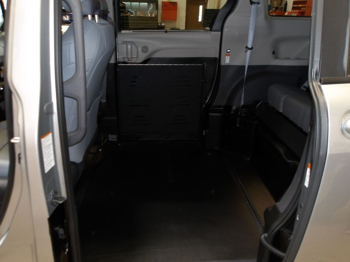 Silver Toyota Sienna image number 12