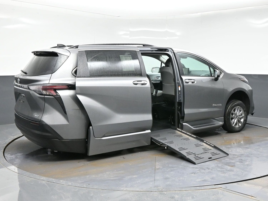 Grey Toyota Sienna image number 6