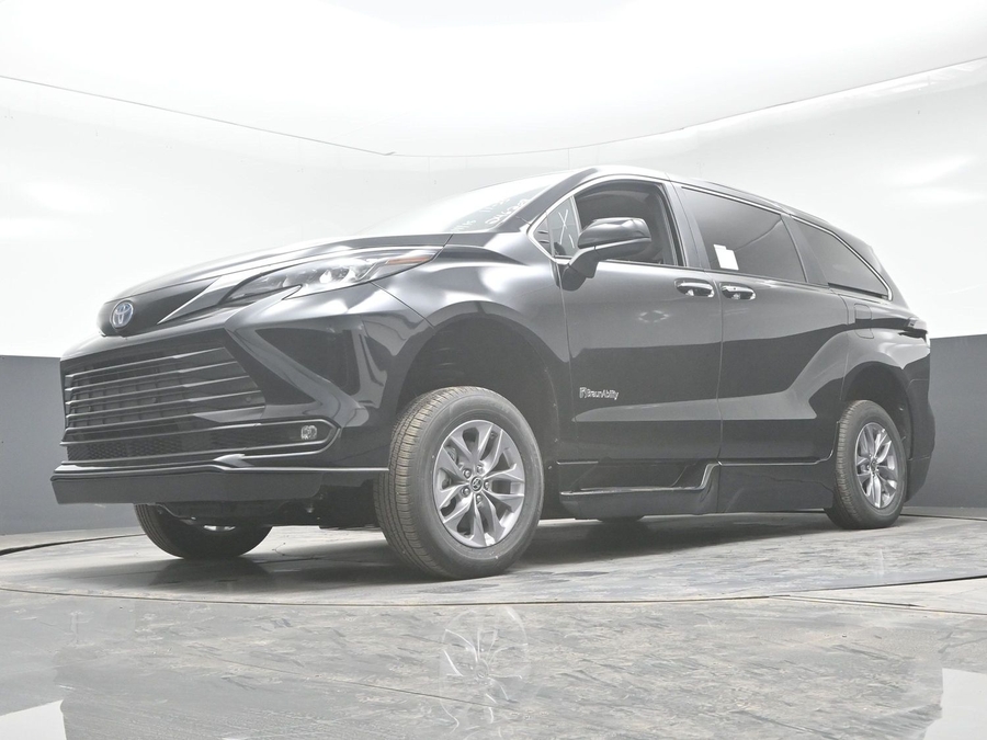 New 2025 Toyota Sienna Hybrid XLE Plus - BraunAbility Side Entry Entry Fold Out Automatic Ramp