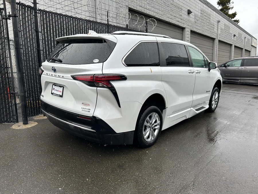 Used 2022 Toyota Sienna Hybrid Limited - BraunAbility Side Entry Entry In Floor Automatic Ramp