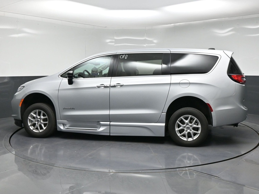 Used 2024 Chrysler Pacifica Touring L - BraunAbility Side Entry In Floor Automatic Ramp