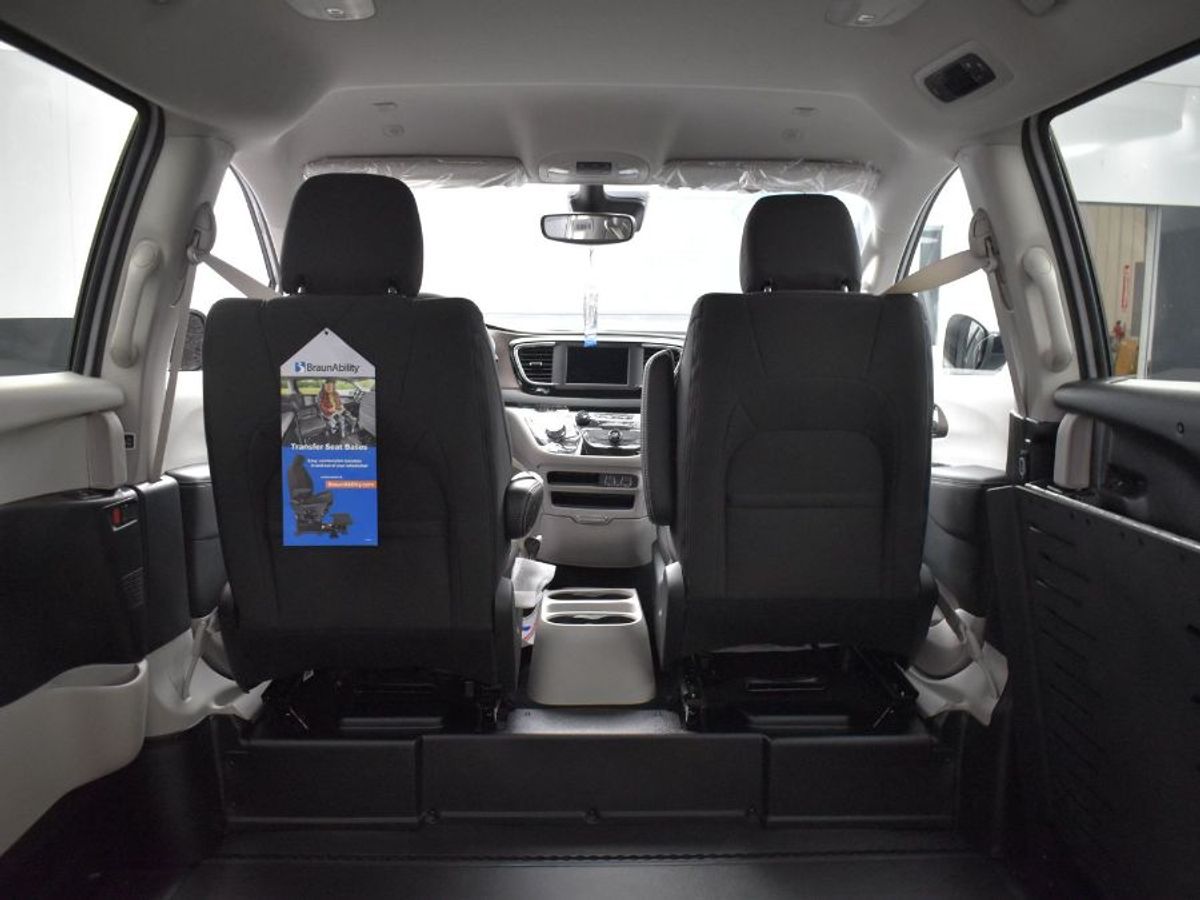 Silver Chrysler Voyager image number 4