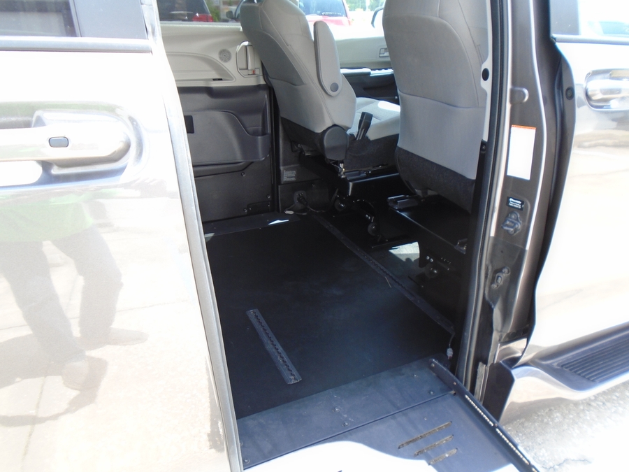 Grey Toyota Sienna image number 19