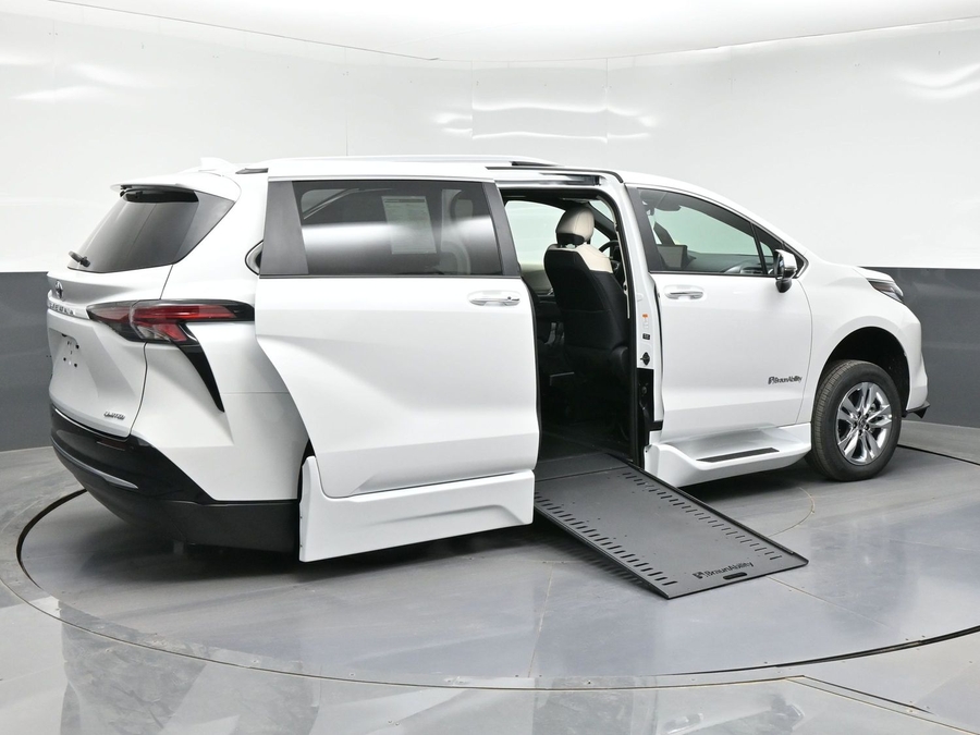 New 2026 Toyota Sienna Hybrid Limited - BraunAbility Side Entry In Floor Automatic Ramp