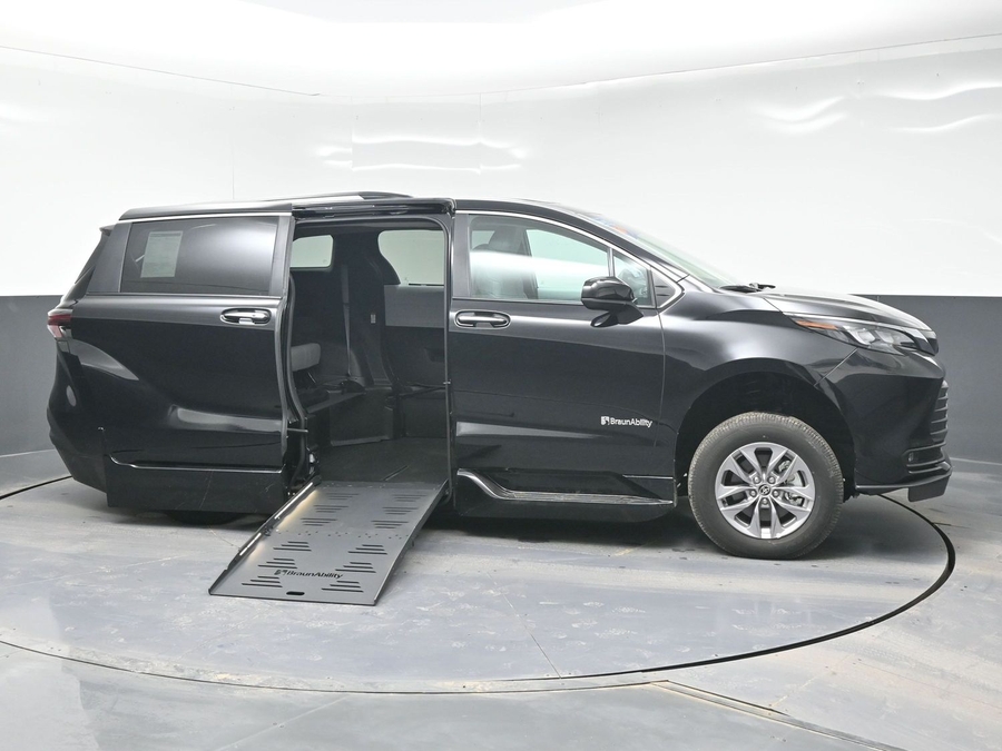 Black Toyota Sienna image number 4
