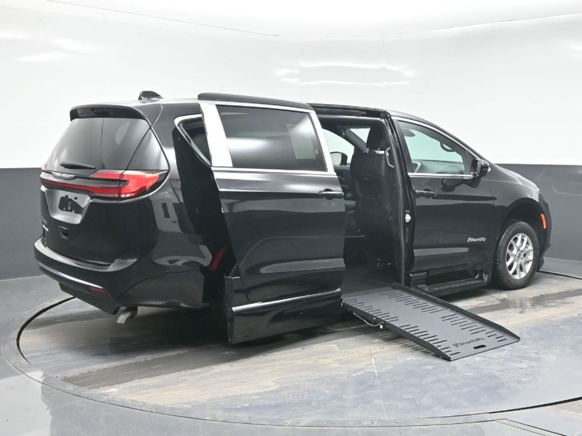 Black Chrysler Pacifica image number 6