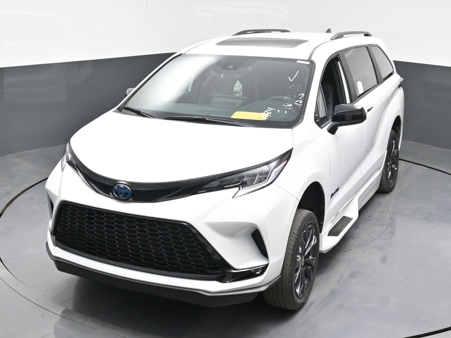 New 2025 Toyota Sienna Hybrid XSE Sport - BraunAbility Side Entry Entry In Floor Automatic Ramp