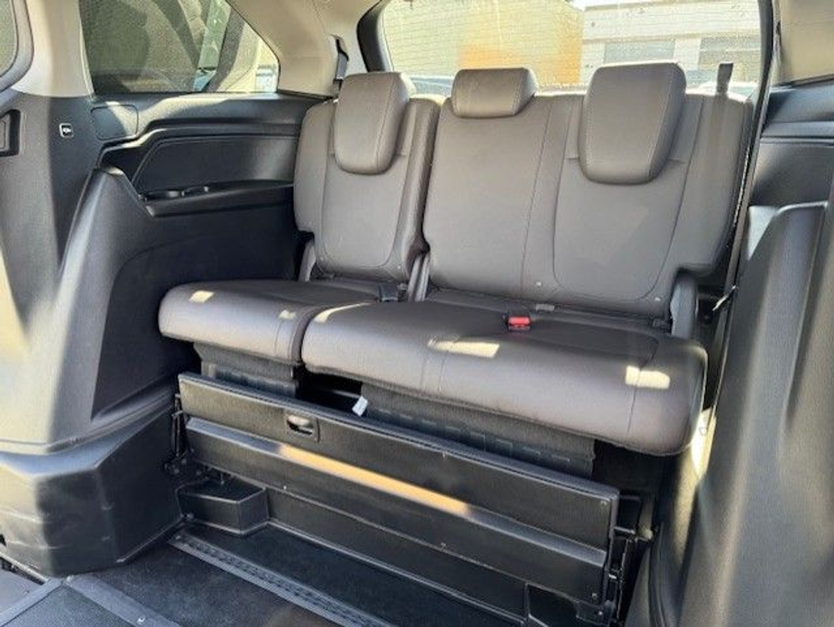 White Honda Odyssey image number 3