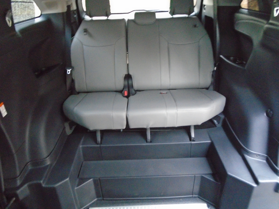 Grey Toyota Sienna image number 6