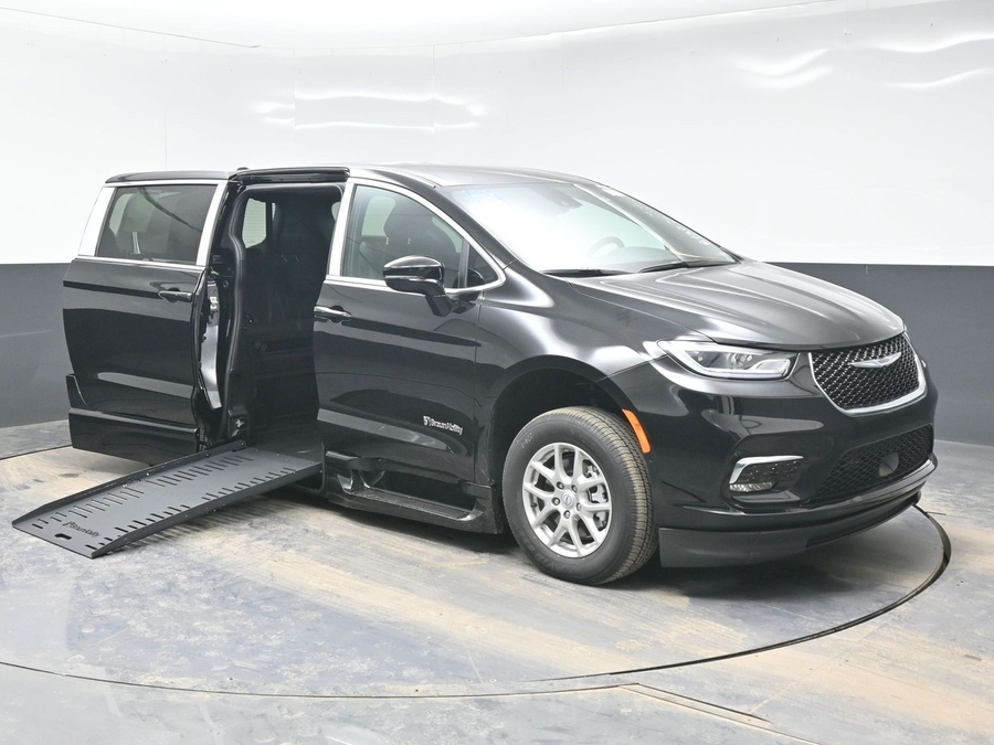 Black Chrysler Pacifica image number 23