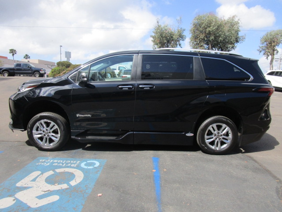 New 2026 Toyota Sienna Hybrid Limited - BraunAbility Side Entry Entry Fold Out Automatic Ramp