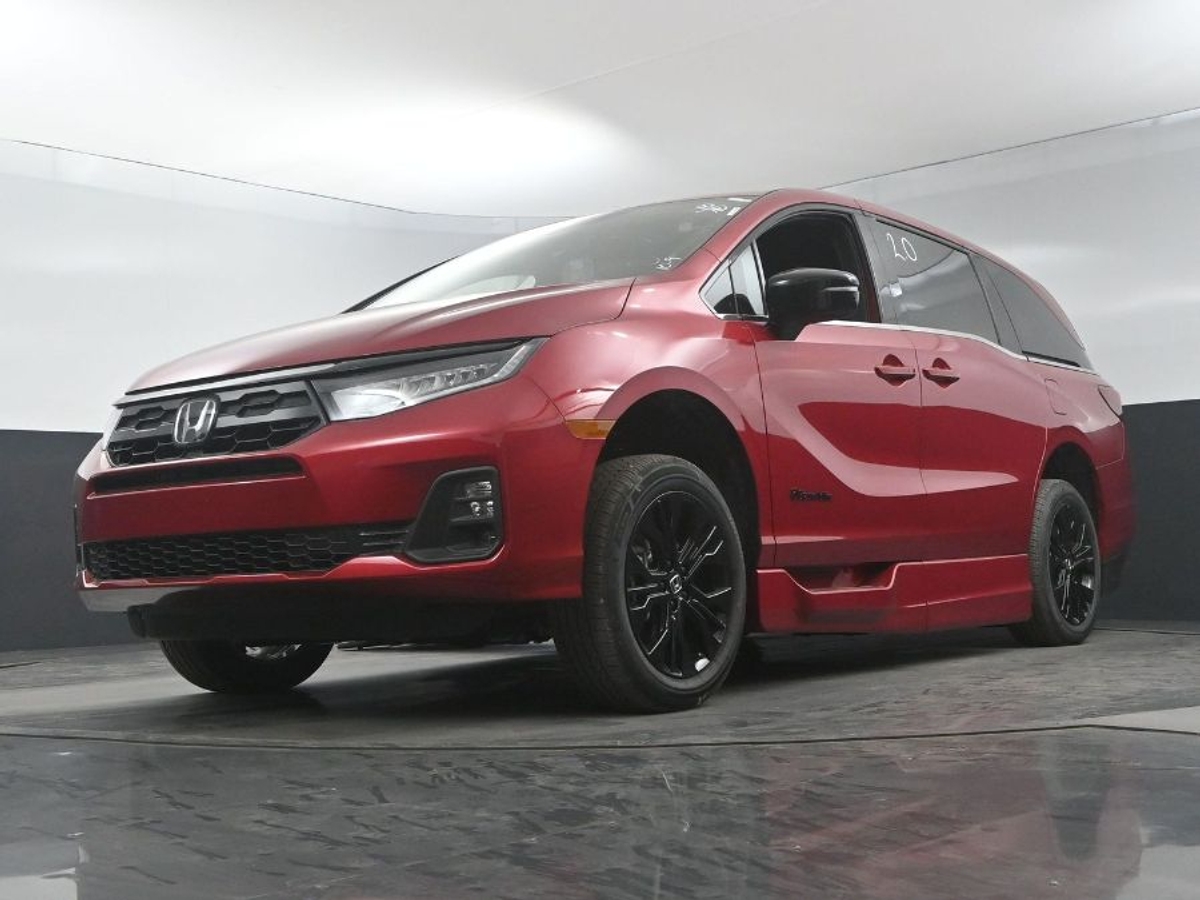 Red Honda Odyssey image number 18