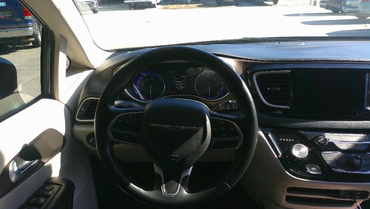 Grey Chrysler Pacifica image number 9