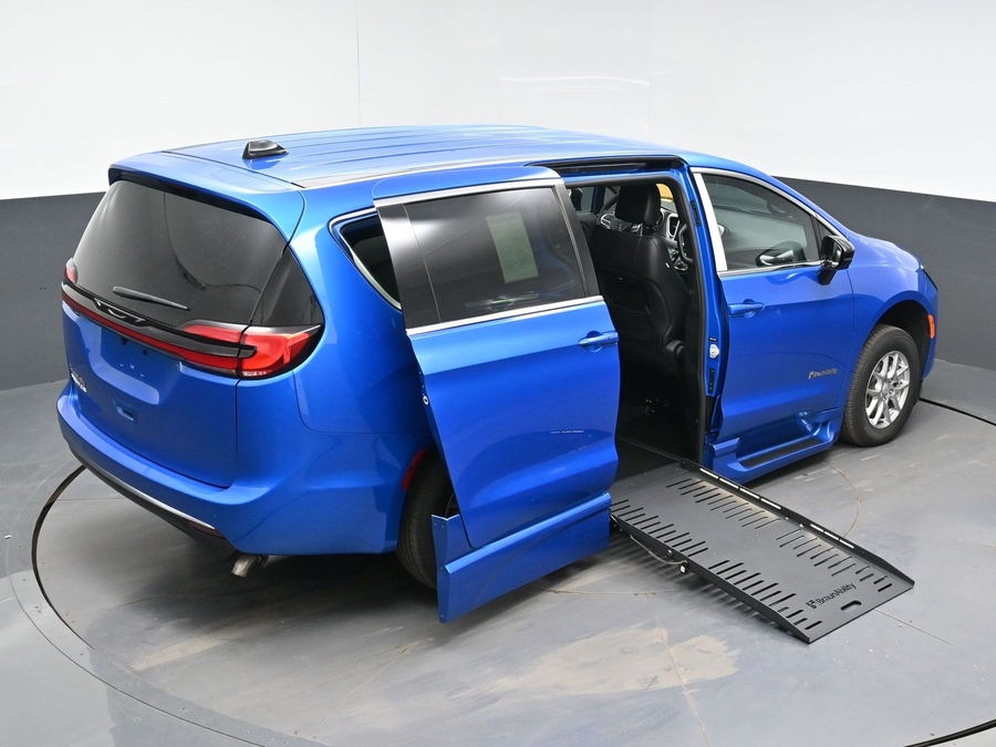 Blue Chrysler Pacifica image number 24