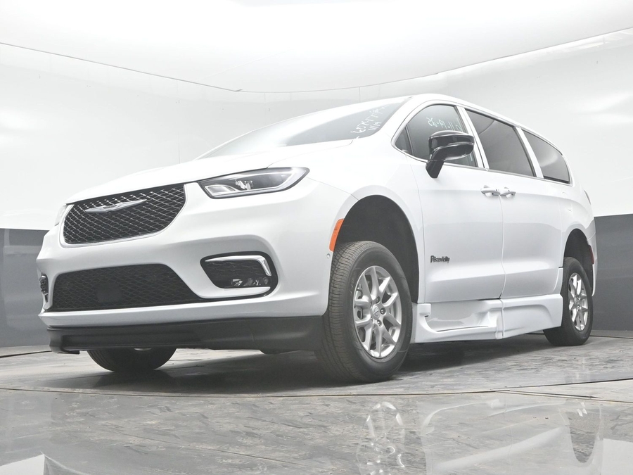 White Chrysler Pacifica image number 19