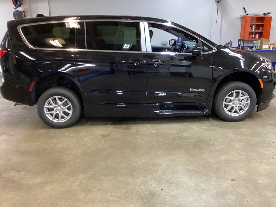 Black Chrysler Pacifica image number 3