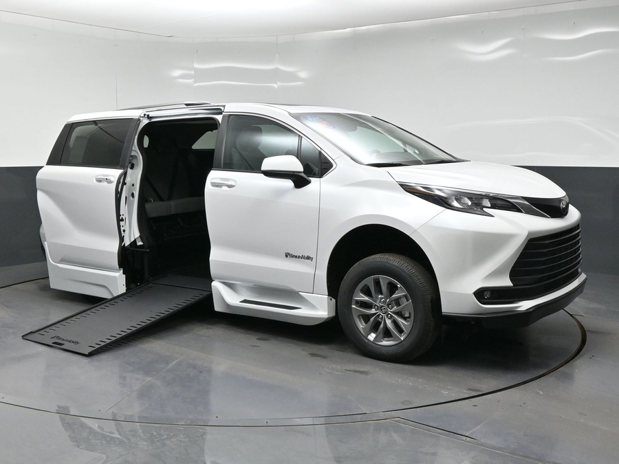 New 2026 Toyota Sienna Hybrid XLE Add - BraunAbility Side Entry In Floor Automatic Ramp