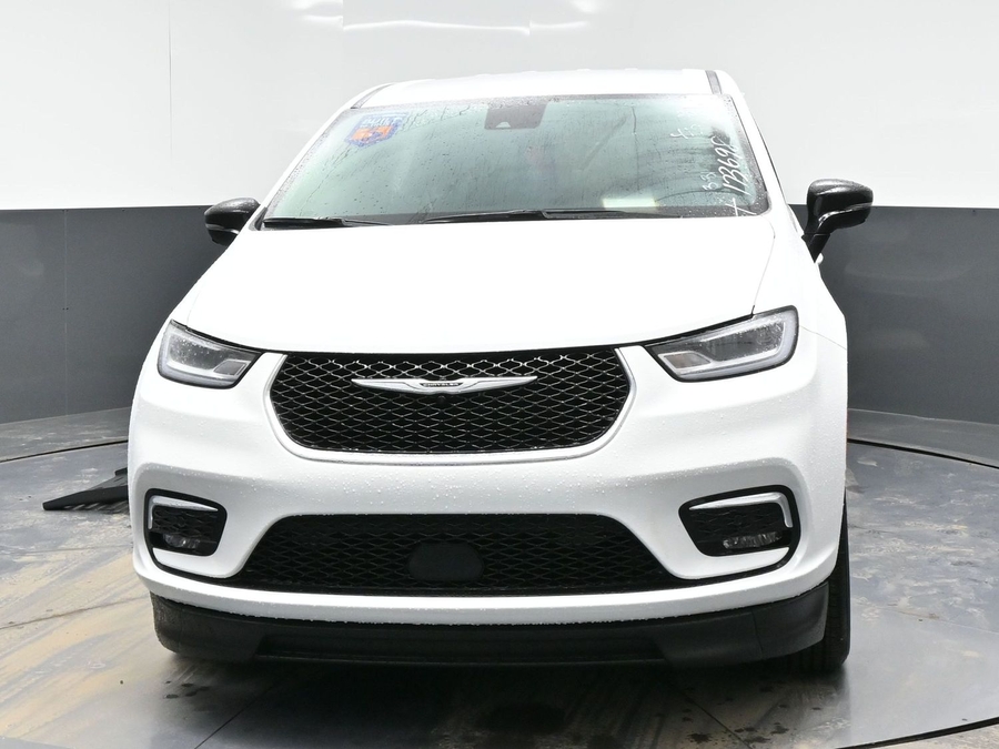 White Chrysler Pacifica image number 1