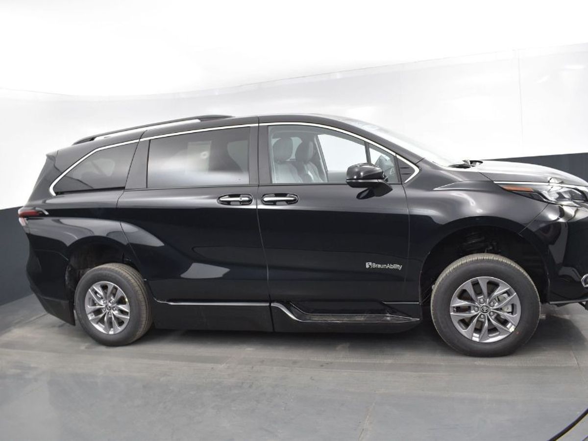 Black Toyota Sienna image number 8