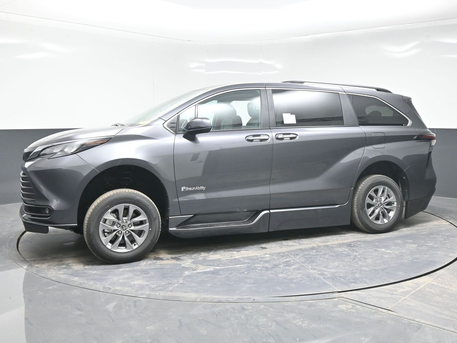 New 2025 Toyota Sienna Hybrid XLE Plus - BraunAbility Side Entry Entry In Floor Automatic Ramp