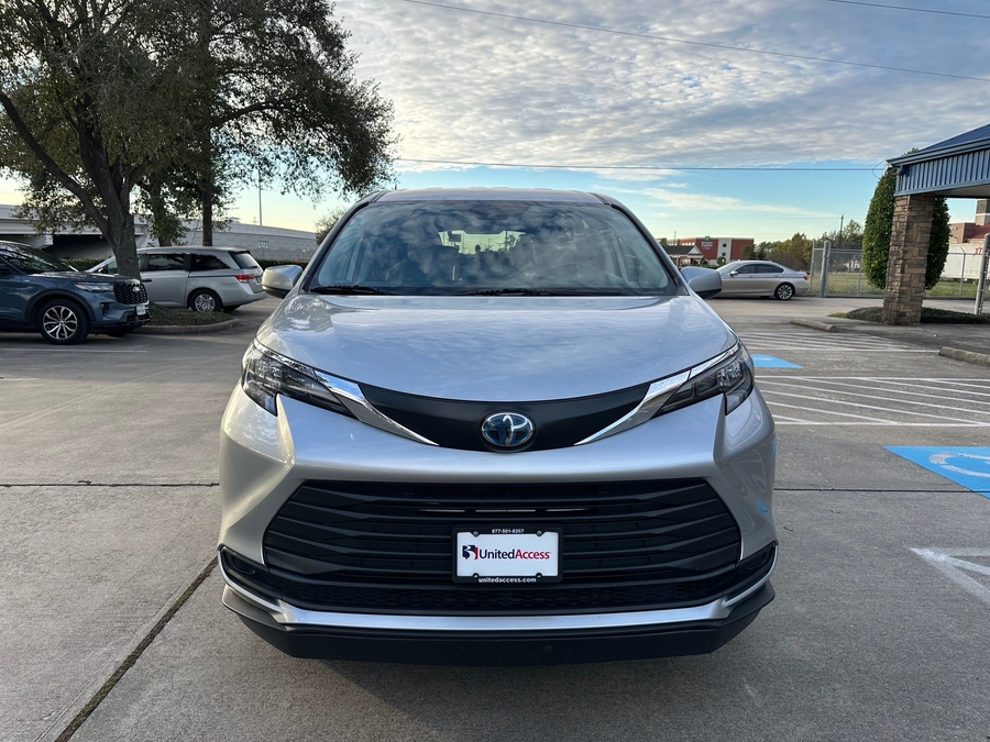 Used 2024 Toyota Sienna Hybrid LE - BraunAbility Side Entry Entry Fold Out Automatic Ramp
