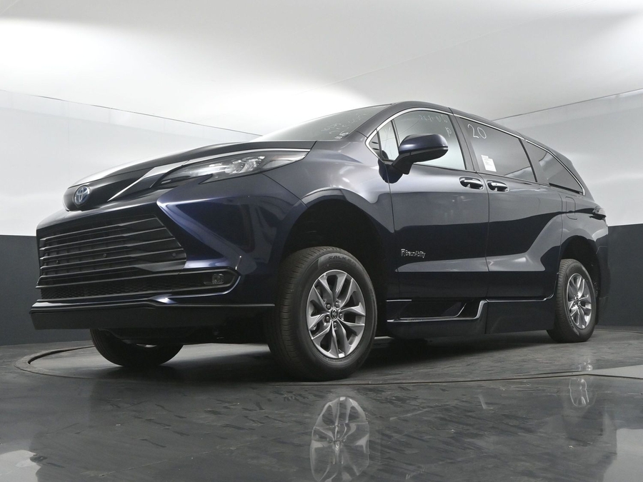 New 2025 Toyota Sienna Hybrid XLE Plus - BraunAbility Side Entry Entry In Floor Automatic Ramp